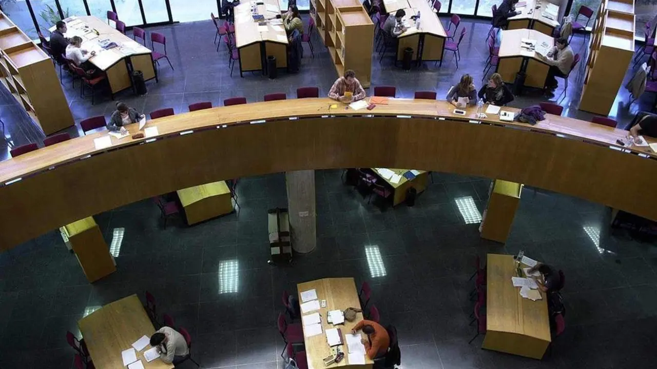 Estudiantes en la Biblioteca de la Universidad de M&aacute;laga - UNIVERSIDAD DE M&Aacute;LAGA (UMA)