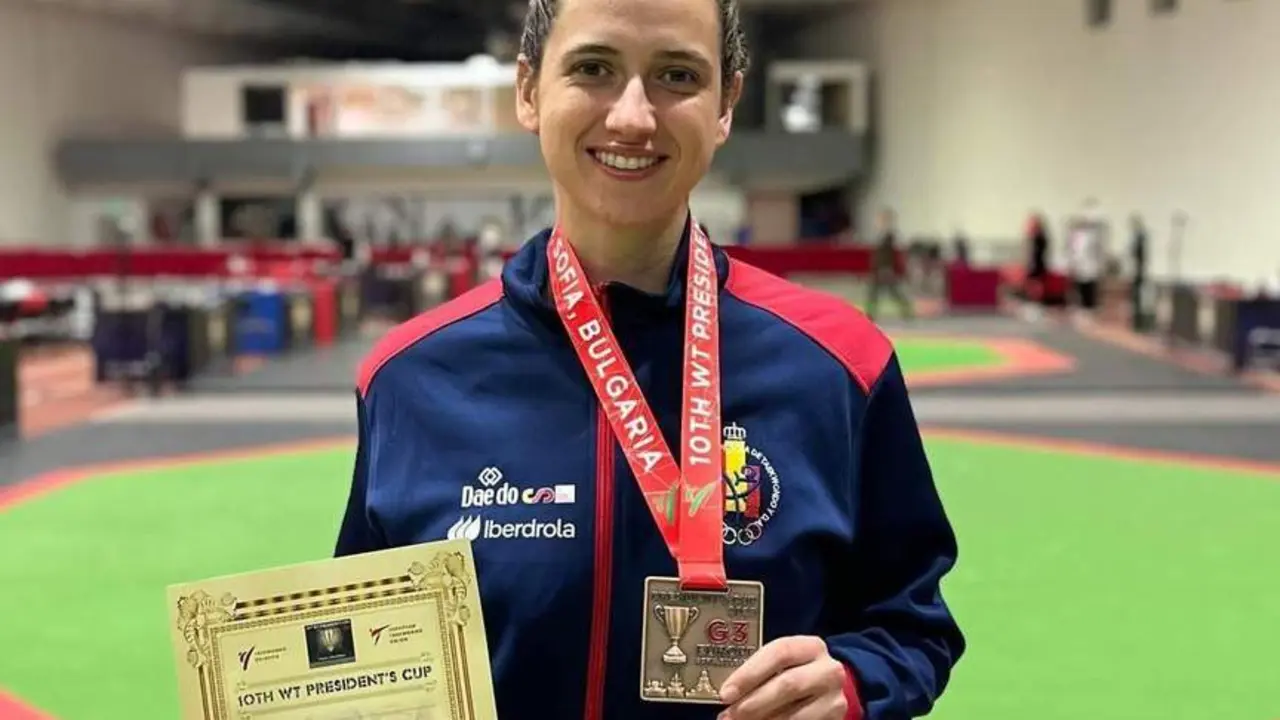 BEL&Eacute;N MOR&Aacute;N POSA CON EL BRONCE. - ETCE