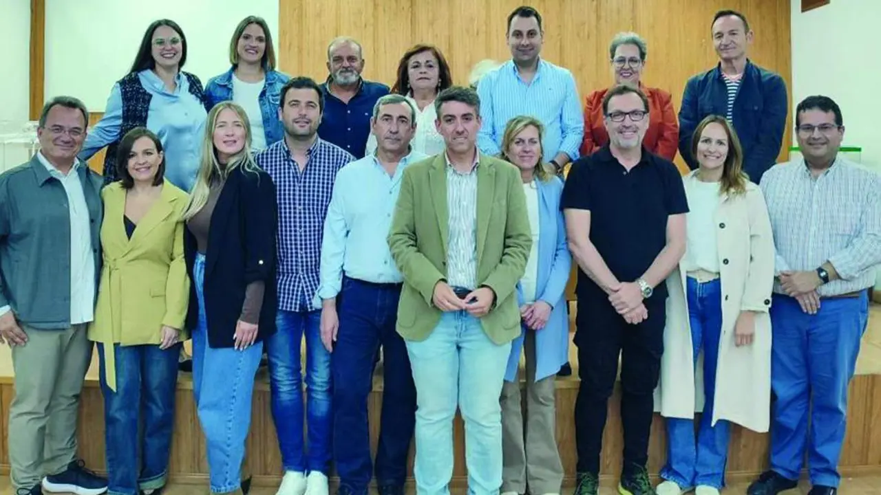 Jos&eacute; Antonio G&oacute;mez junto a componentes del PSOE. - 