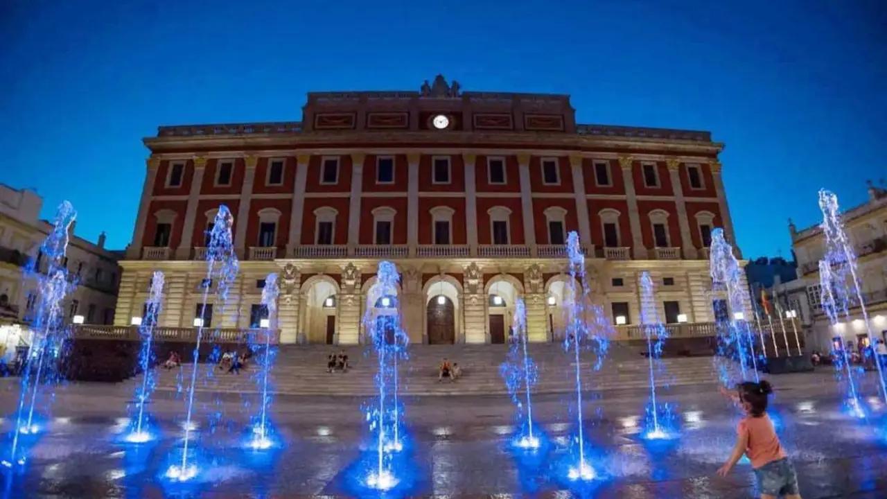 La fuente de la plaza del Rey a pleno rendimiento hace dos a&ntilde;os.  - Informaci&oacute;n