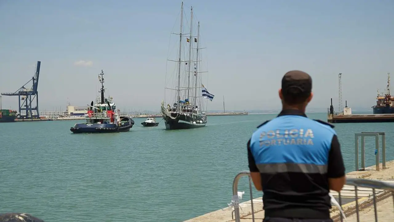 Llegada del 'Capit&aacute;n Miranda' a C&aacute;diz este jueves.  - APBC
