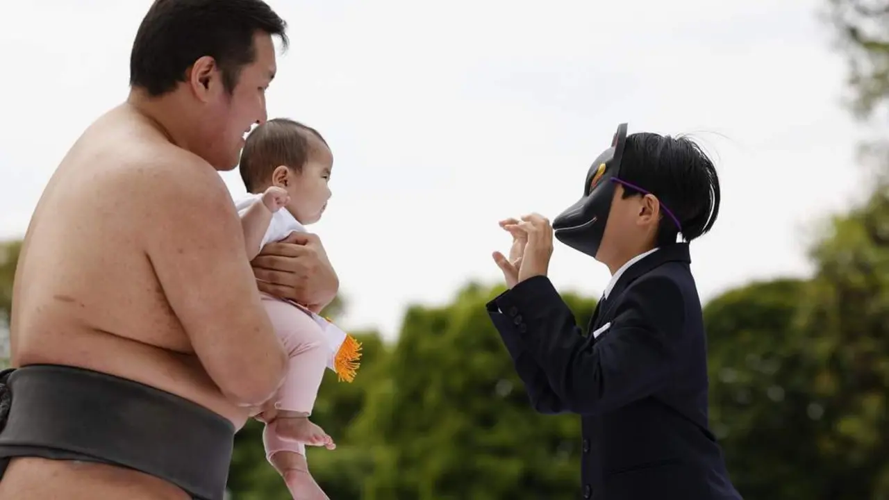 A man wearing a devil mask makes a baby cry for good luck - Europa Press / Contacto / Rodrigo Reyes Marin