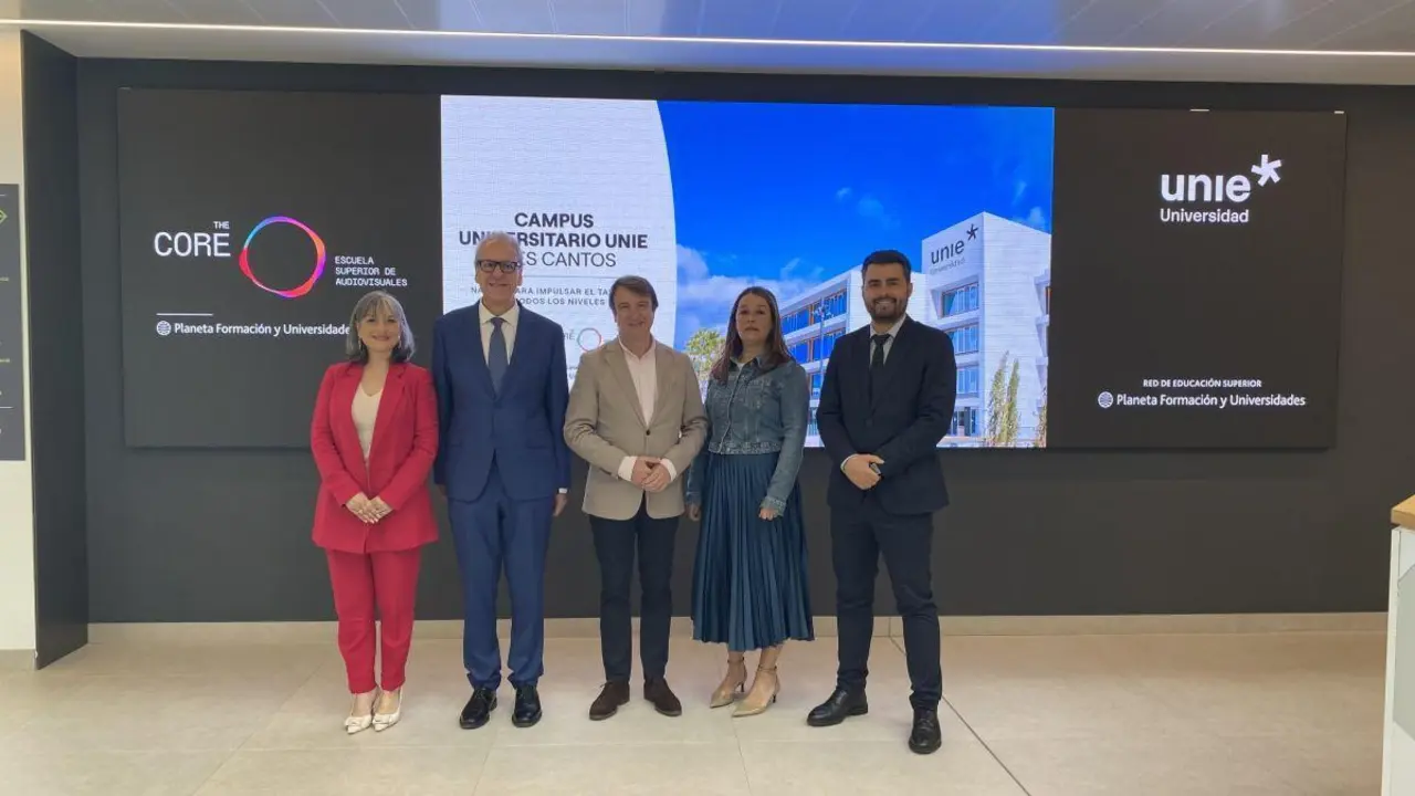 El alcalde y los representantes de ambas instituciones, tras la firma. - The Core y UNIE Universidad