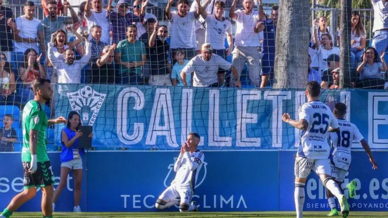 Callej&oacute;n celebra su gol. - Marbella FC
