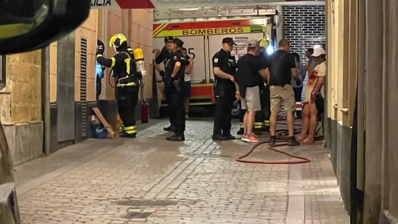 Bomberos y Polic&iacute;a Local acceden a la finca. - Ereagafoto