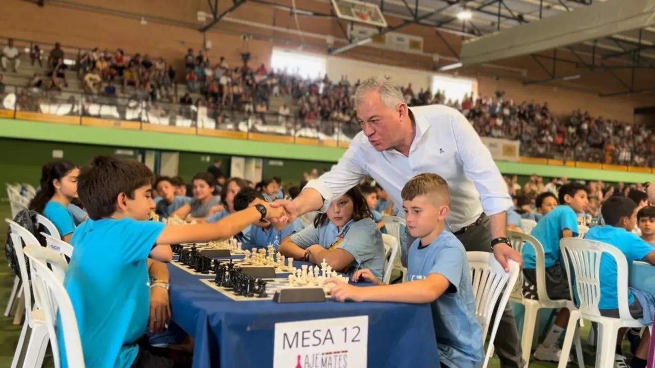 Jos&eacute; Luis Sanz da la mano a un participante de Ajemates. - AYTO