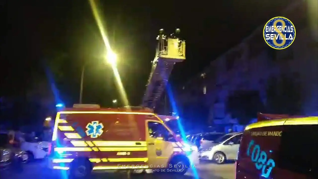 Un menor y una mujer evacuados tras un incendio en una vivienda en Sevilla