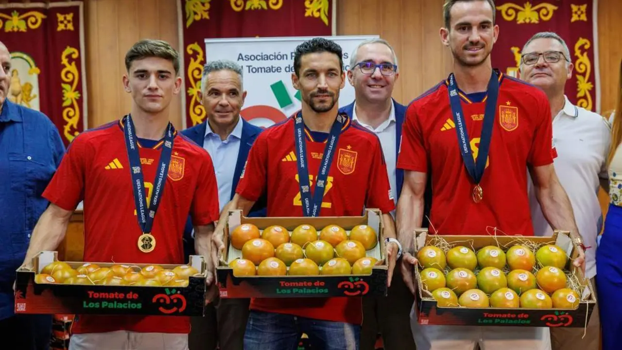 Jes&uacute;s Navas, Gavi y Fabi&aacute;n, en Los Palacios tras ganar la Eurocopa. - EFE