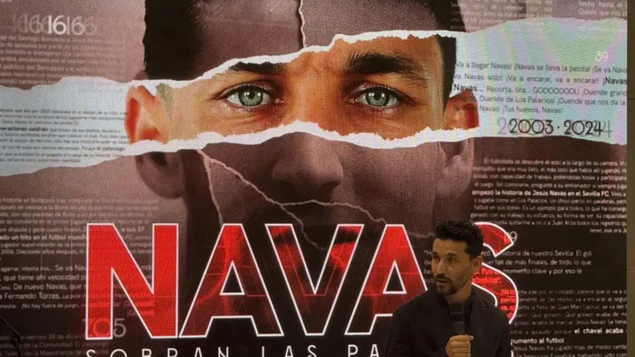 Jes&uacute;s Navas delante del cartel promocional de su documental. - Pedro Gonz&aacute;lez 