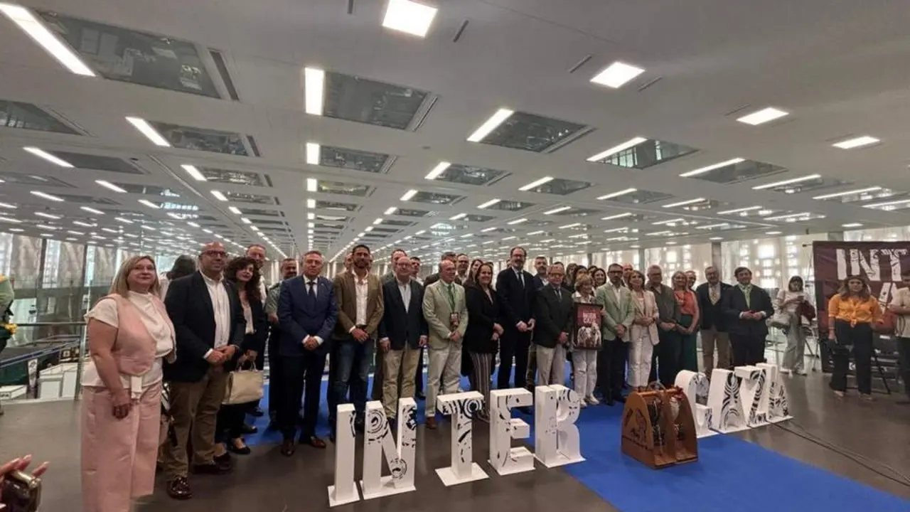 Foto de familia en la inauguraci&oacute;n de Intercaza 2025. - Mercedes P. Ortega