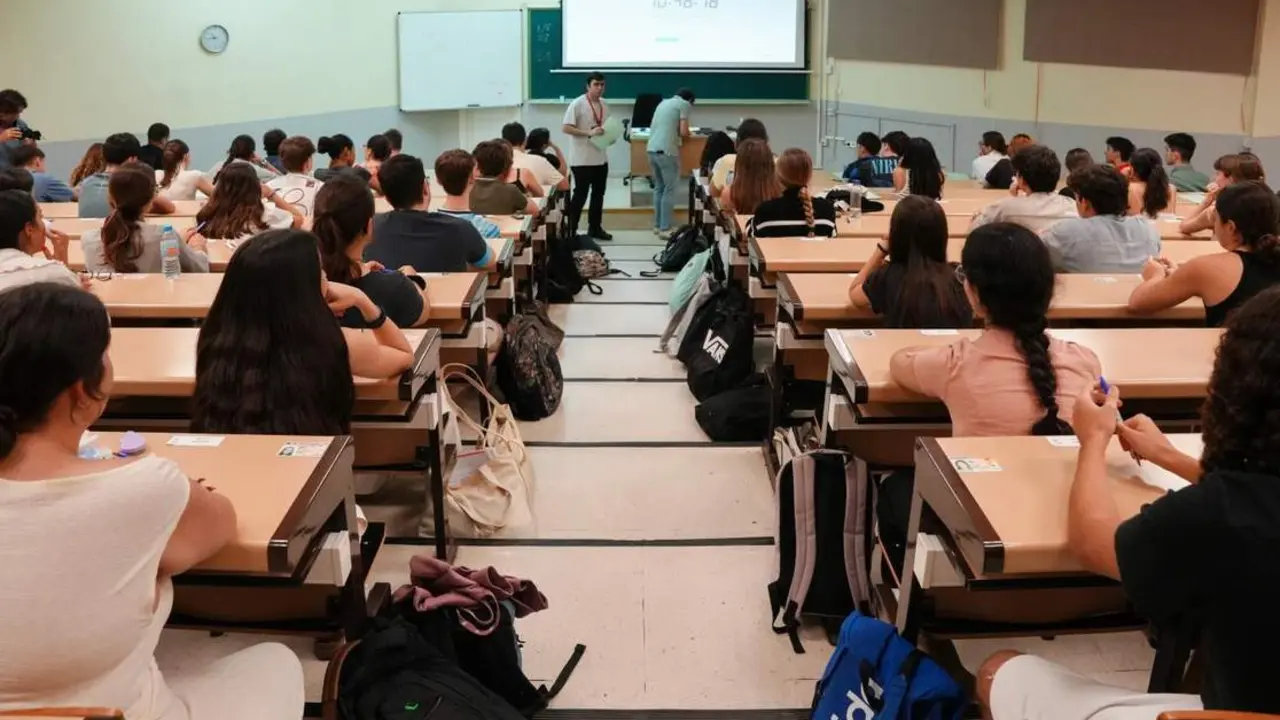 Primera jornada de la Prueba de Acceso a la Universidad en Sevilla. - Mar&iacute;a Jos&eacute; L&oacute;pez/EP