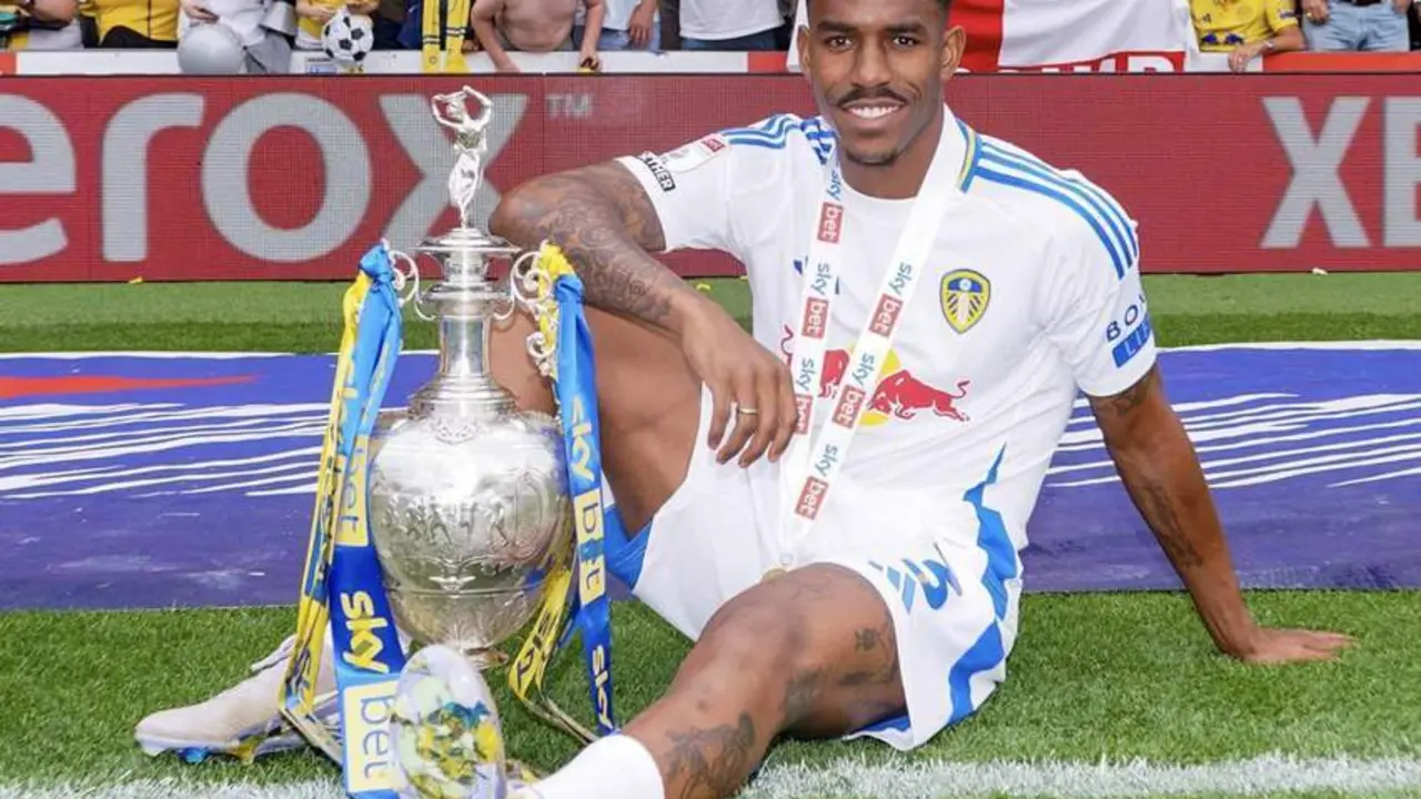 Junior Firpo posando con el t&iacute;tulo tras haber ganado la Championship. - LUFC