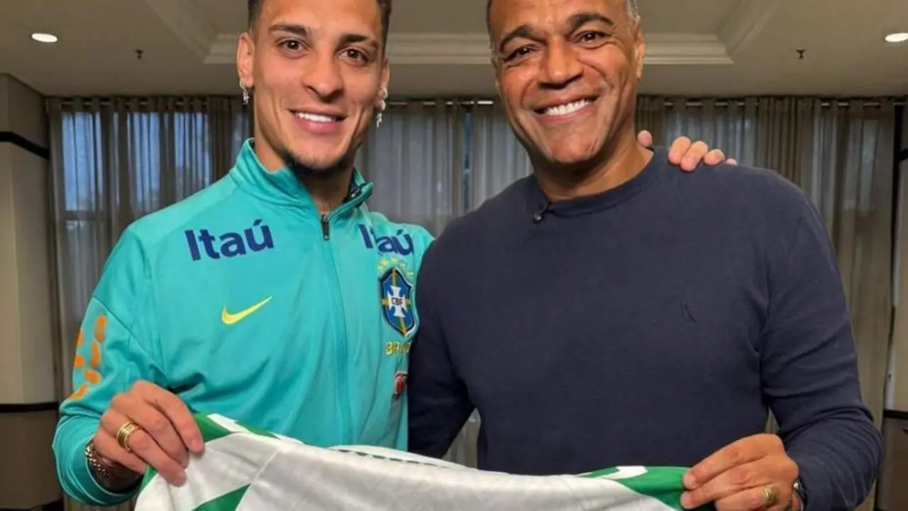 Antony y Den&iacute;lson posando juntos con la camiseta del Betis. - RBB