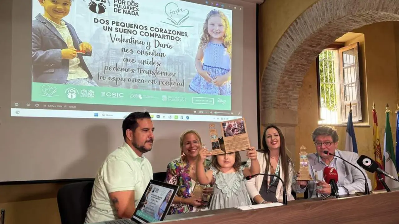 Valentina junto a sus padres en el acto de este jueves - jerez.es