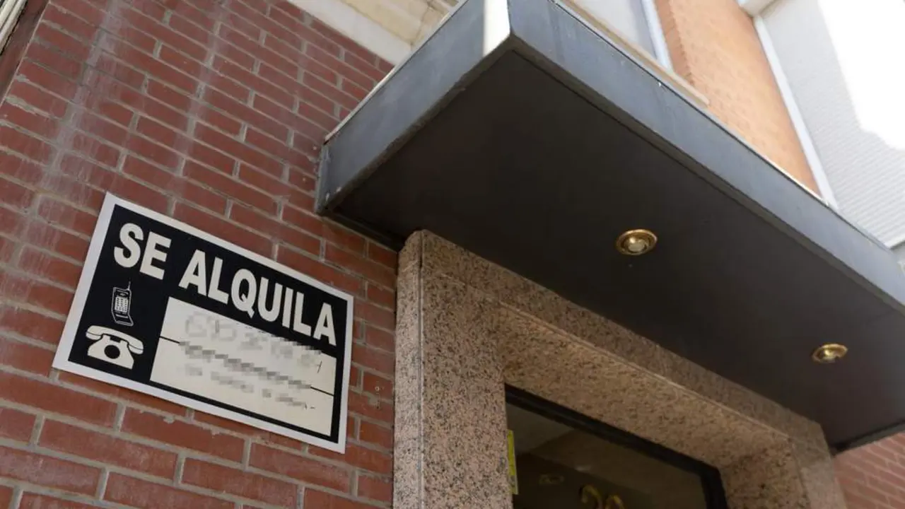 Un cartel de 'Se alquila' pegado. - Europa Press.