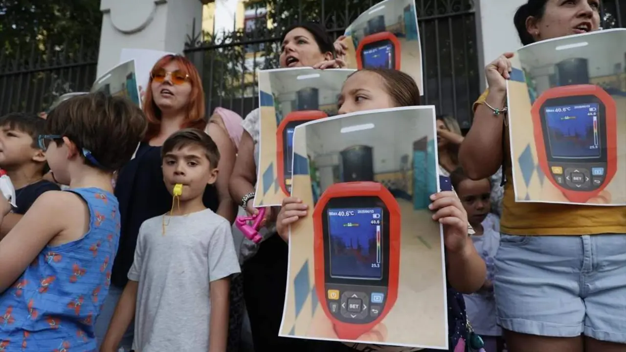 Imagen de la concentraci&oacute;n en el CEIP Borbolla - AMPA