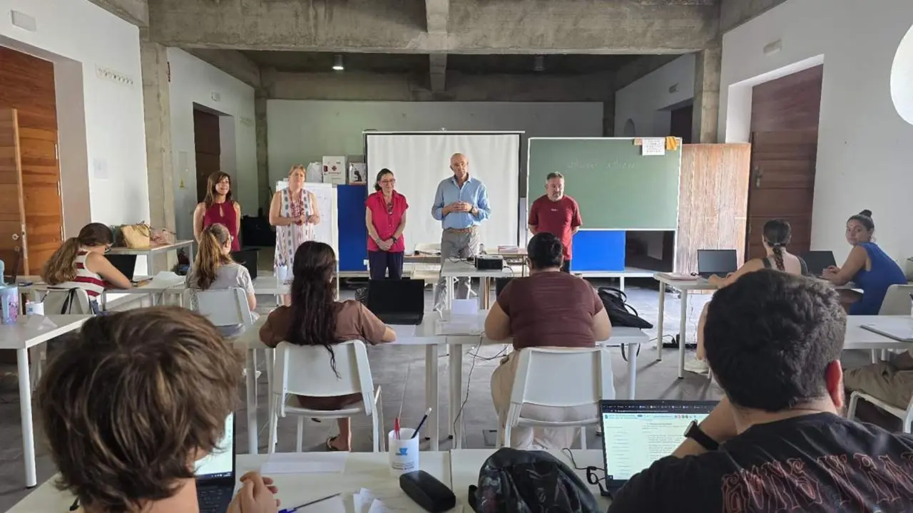 Ana Moreno da la bienvenida al personal y alumnado. - 