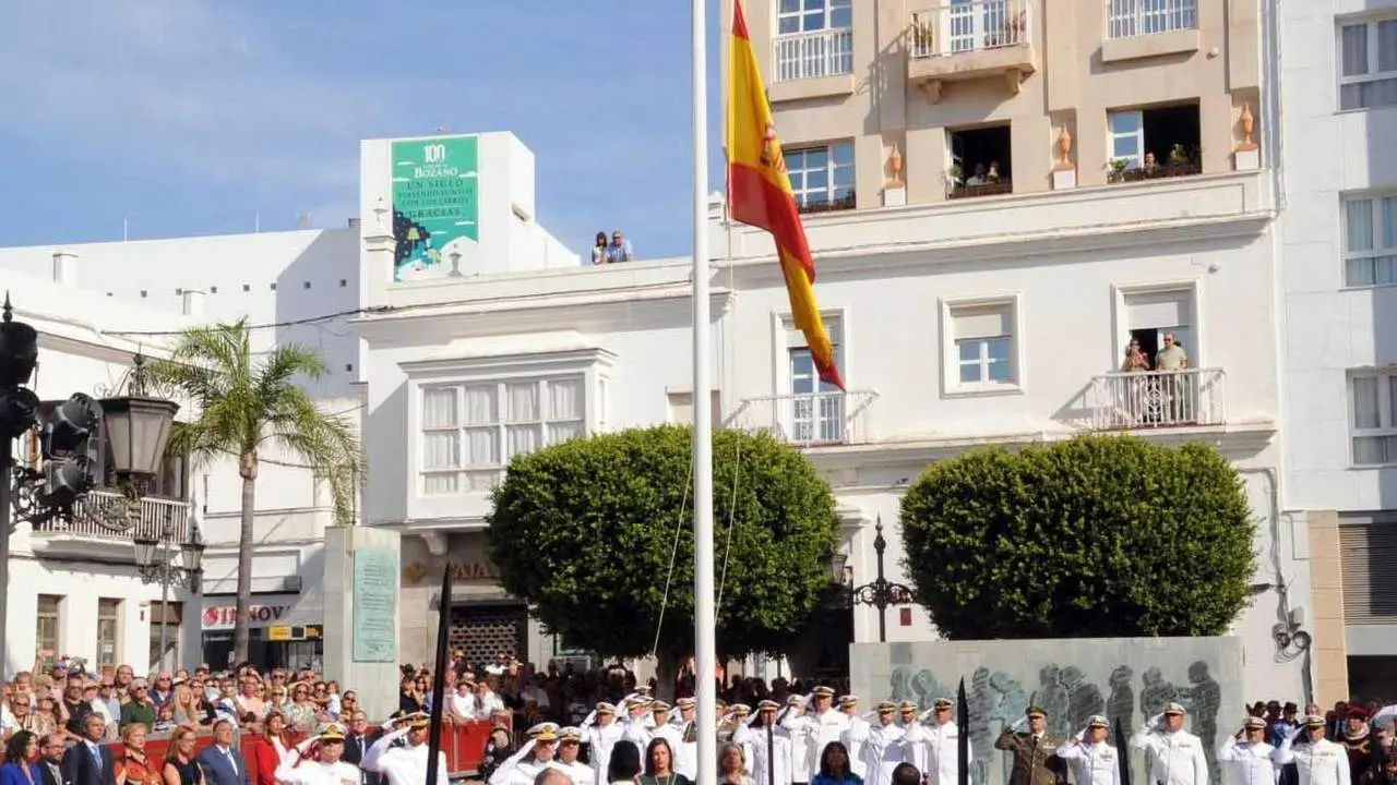 Izado de bandera en la Plaza de la Iglesia.  - J.F.C.