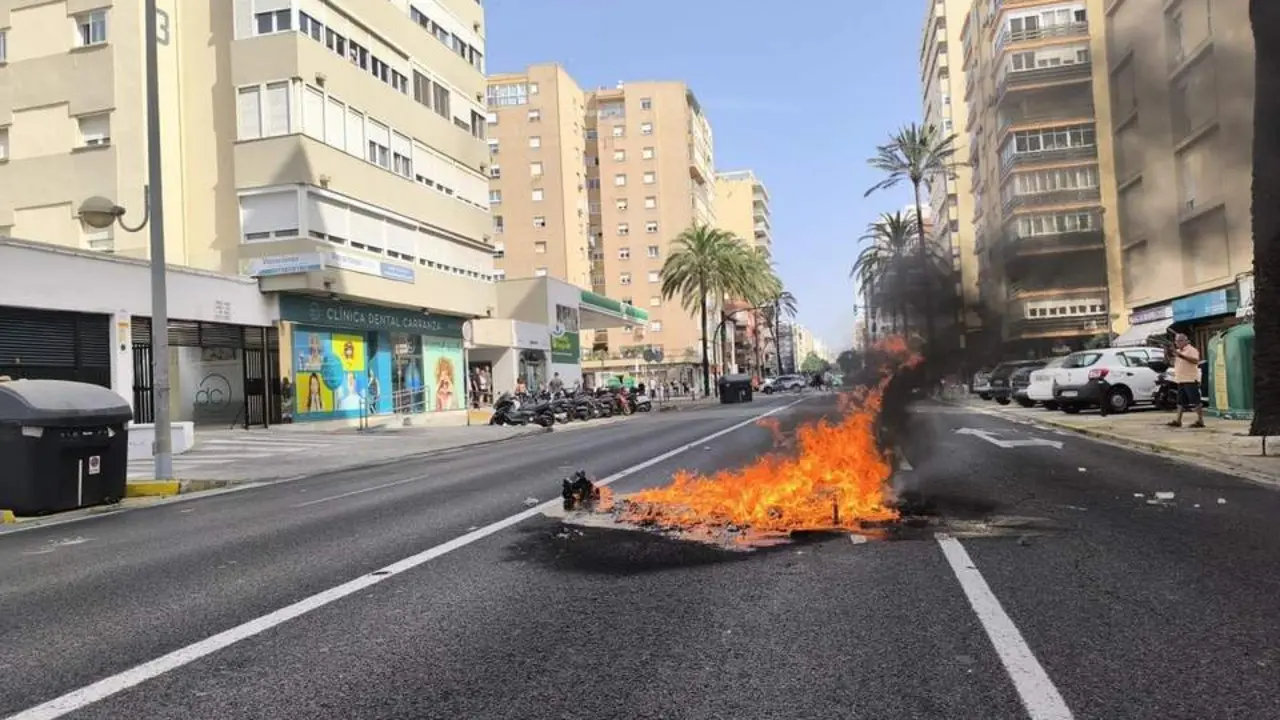 Contenedor ardiendo en la avenida principal de C&aacute;diz. - &Aacute;lvaro Geneiro
