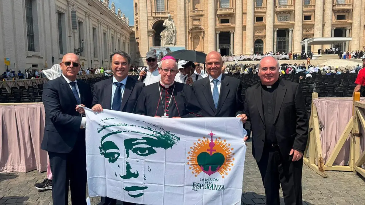 Miembros de la Esperanza de Triana en el Vaticano - HERMANDAD
