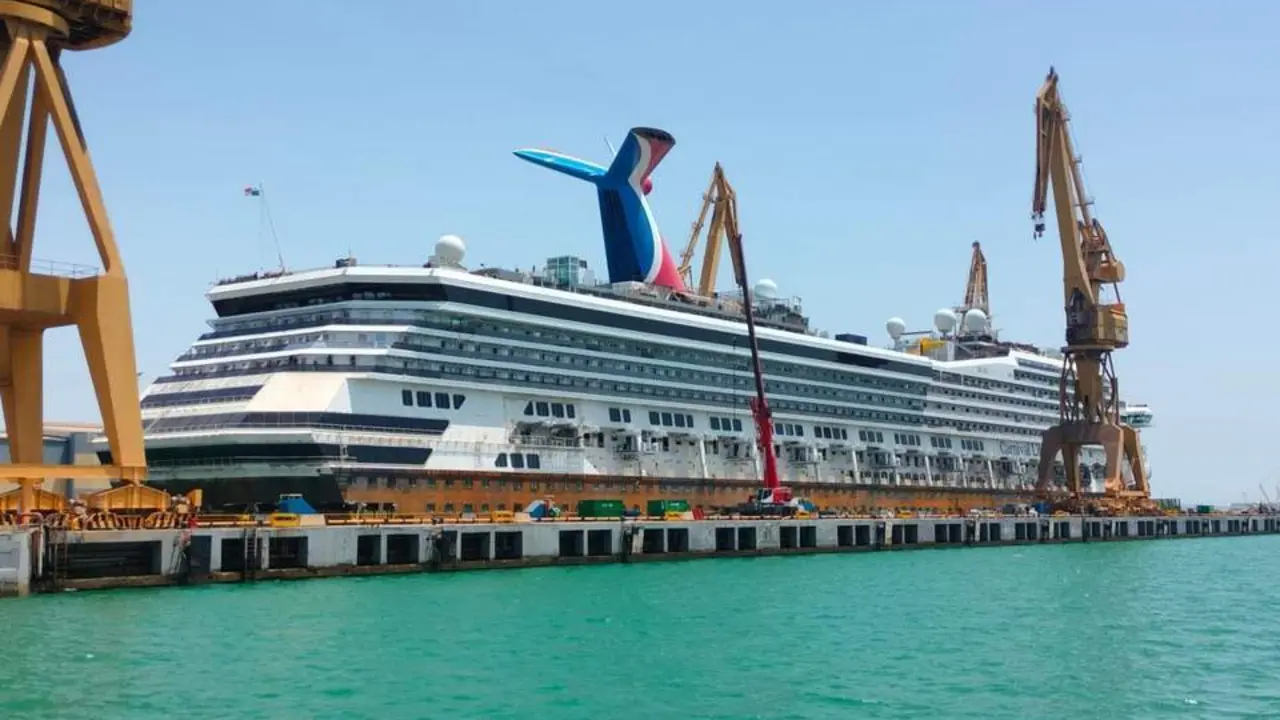 El crucero Liberrty, de Carnival, en el dique de Navantia C&aacute;diz. - VIVA