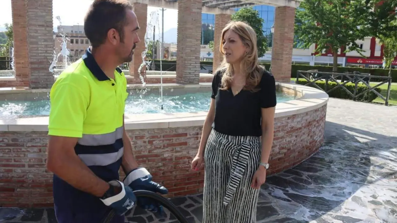 Mari Carmen Mart&iacute;nez durante la visita a uno de los parques - RS
