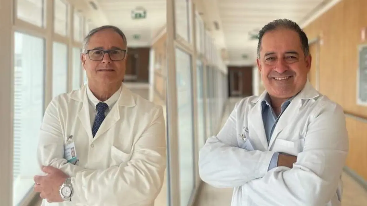 Los doctores Rafael Espino y  Andr&eacute;s Osuna. - QUIR&Oacute;NSALUD