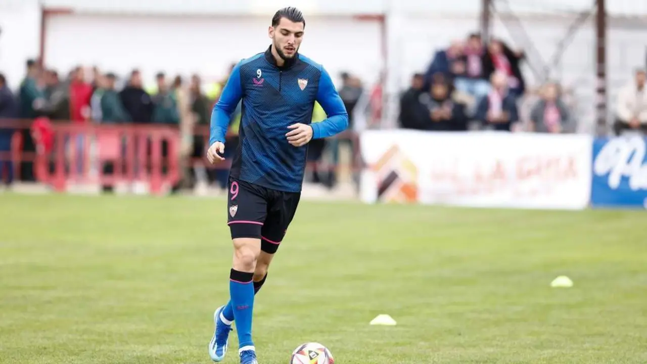 Rafa Mir calentando con e bal&oacute;n. - EP