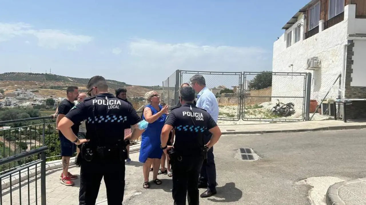 Sergio Velasco junto a vecinos de la localidad y agentes de la Polic&iacute;a - AI