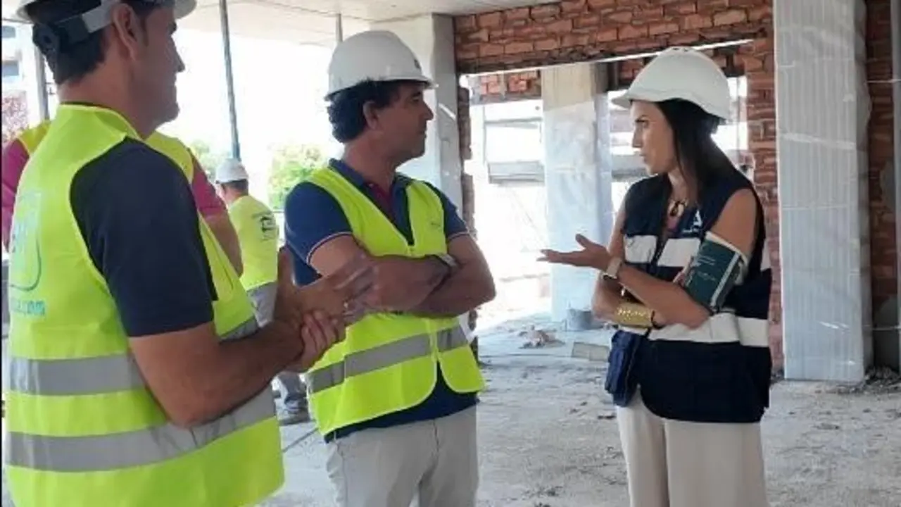 La delegada de Empleo habla con el responsable de Serrot en su visita. - AI