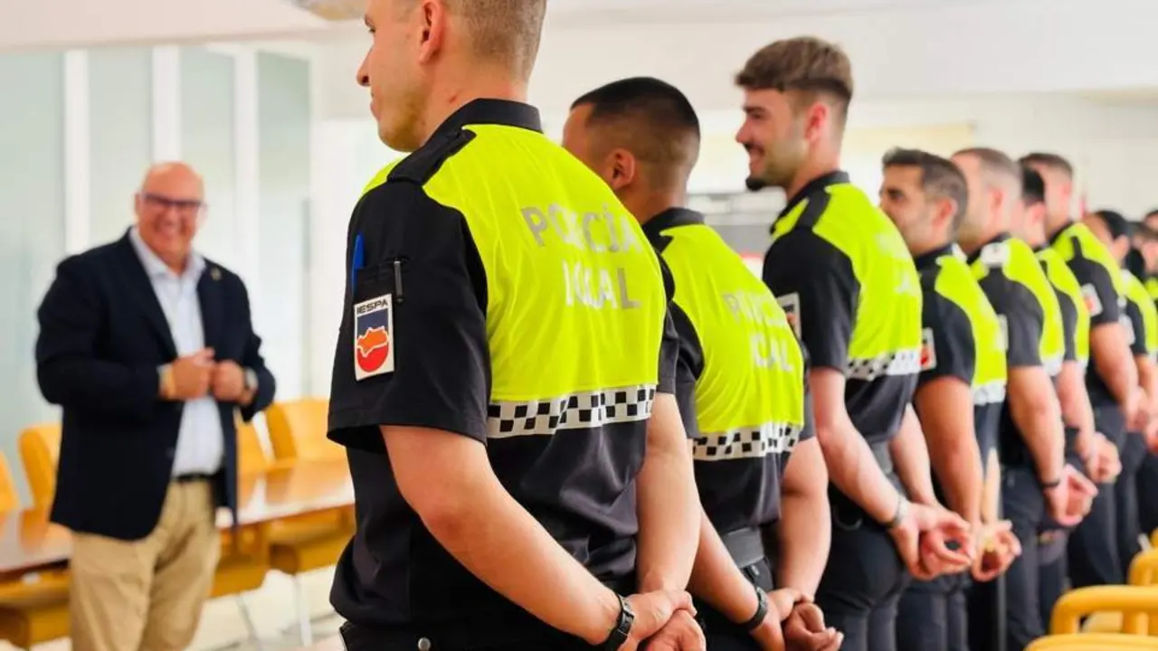 Polic&iacute;as Locales frente a Jes&uacute;s Lupi&aacute;&ntilde;ez. - Ayuntamiento V&eacute;lez-M&aacute;laga