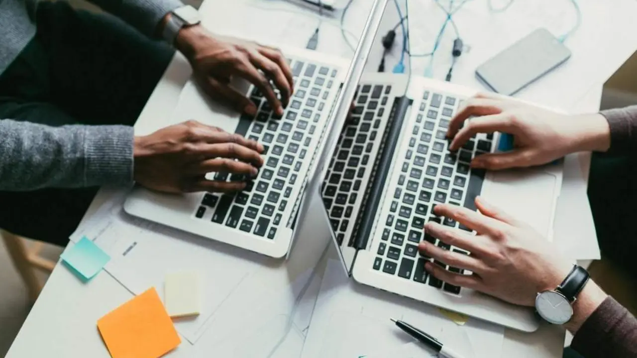 Dos personas trabajan con ordenadores | XUNTA.
