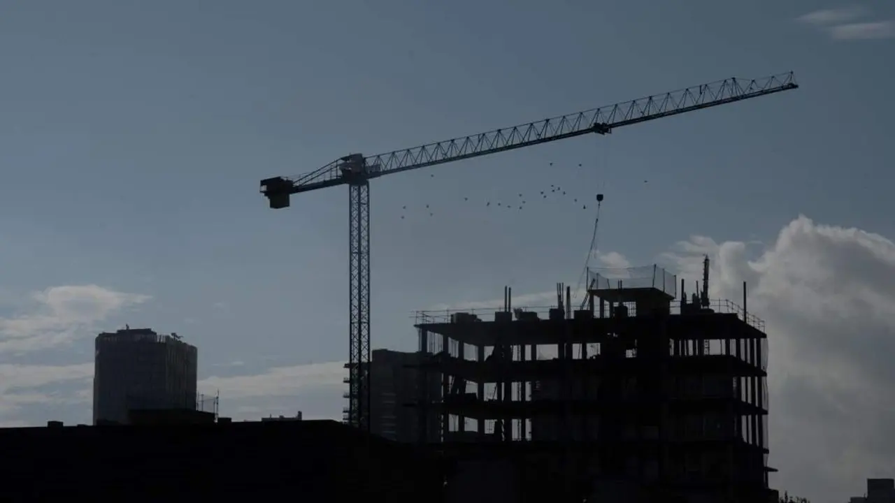 Una gr&uacute;a en una zona de obras. - Archivo