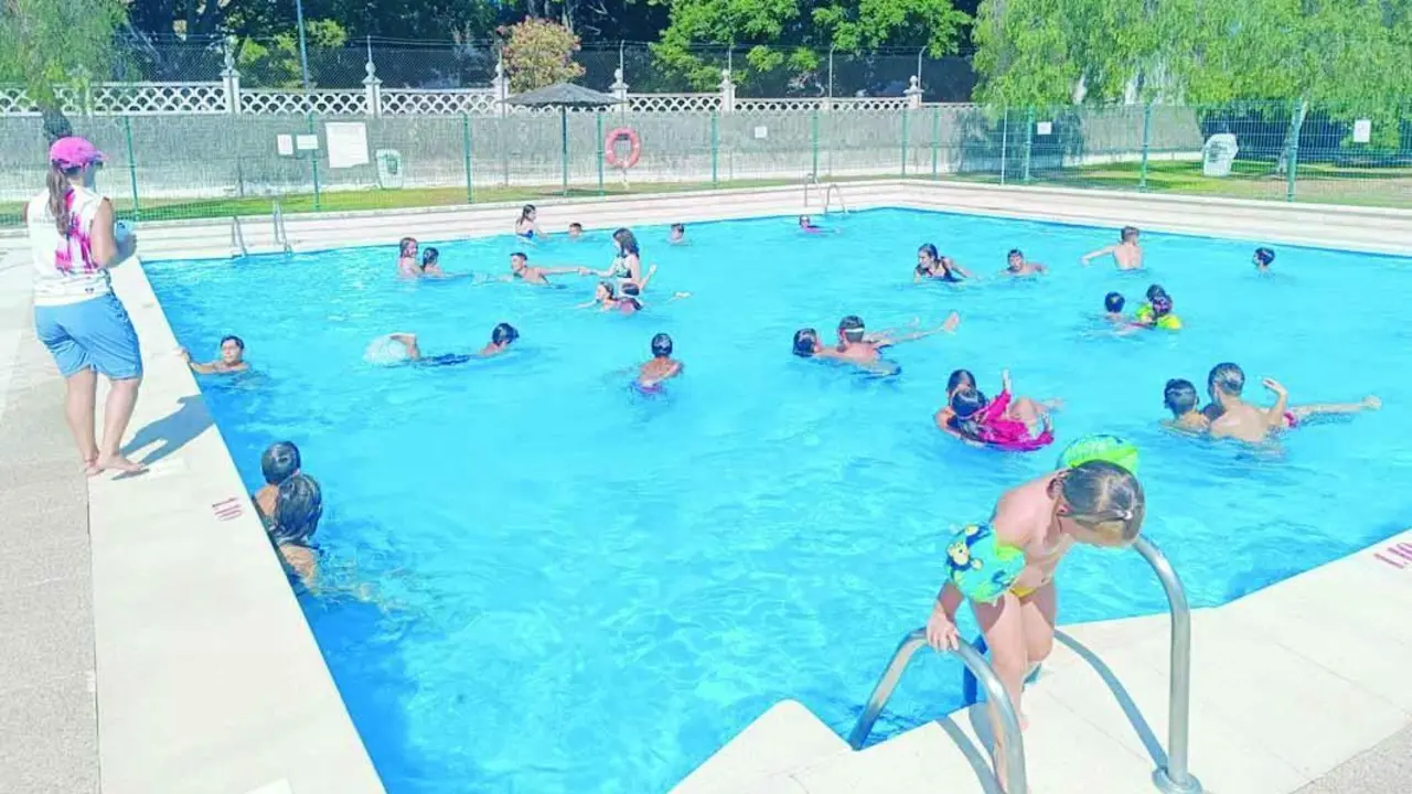 La piscina, uno de los alicientes del Campus del CA Barrameda - CAB