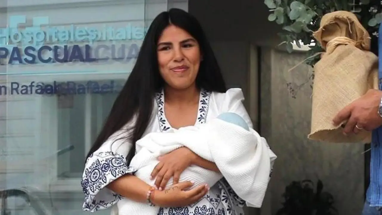 Isa Pantoja, a la salida del hospital junto al peque&ntilde;o Cairo. - EP