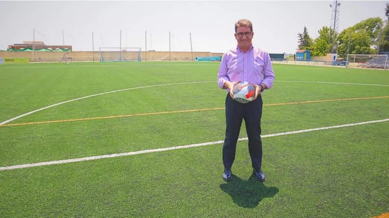 Manuel Benjumea en el campo de f&uacute;tbol. - AYTO PALOMARES