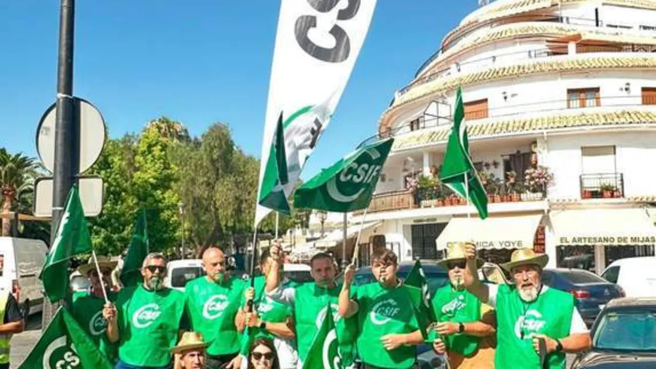 Protestas frente al Consistorio. - VM