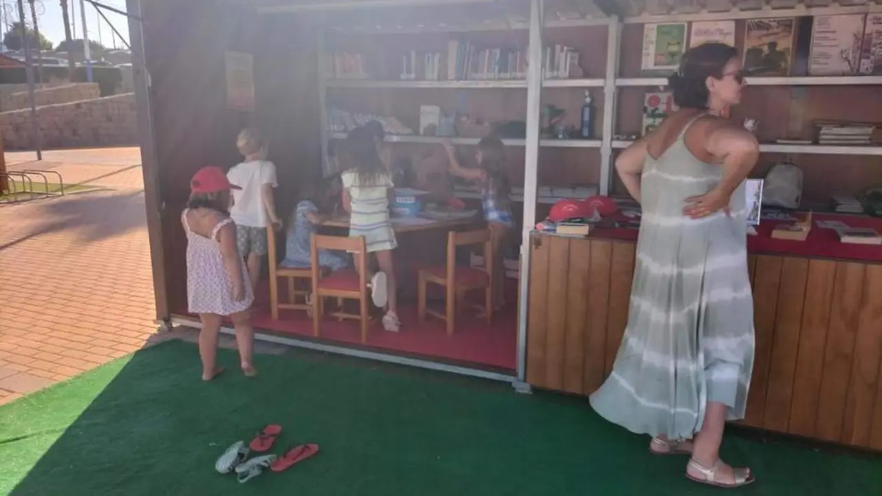 Biblioplaya en Torreguadiaro. - AI