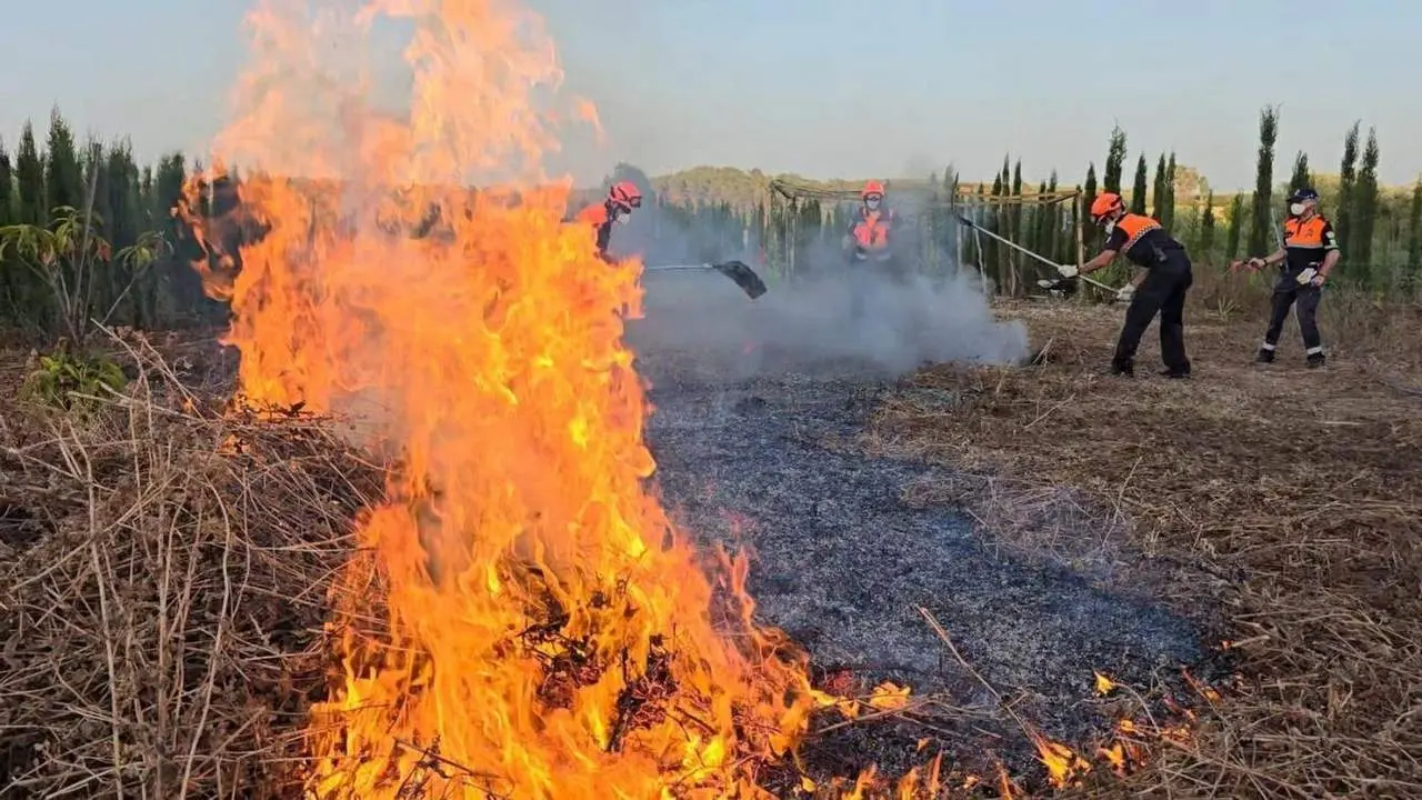 Protecci&oacute;n Civil, prepar&aacute;ndose para combatir el fuego.  - Andaluc&iacute;a Informaci&oacute;n