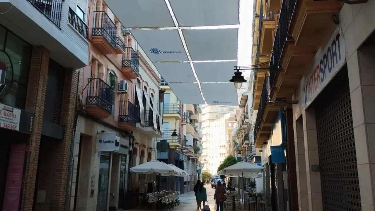 Toldos en el centro de Huelva. - VH