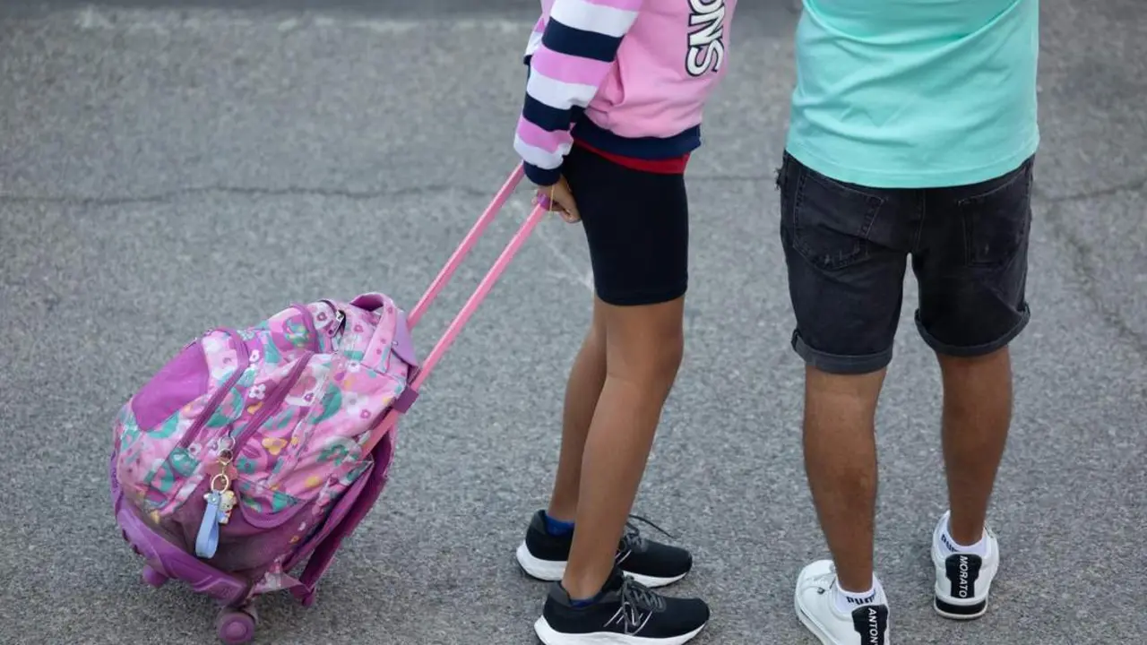 Una ni&ntilde;a el primer d&iacute;a de colegio. | Europa Press.