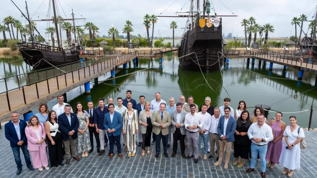 Foto de familia tras la firma de los convenios. - VH