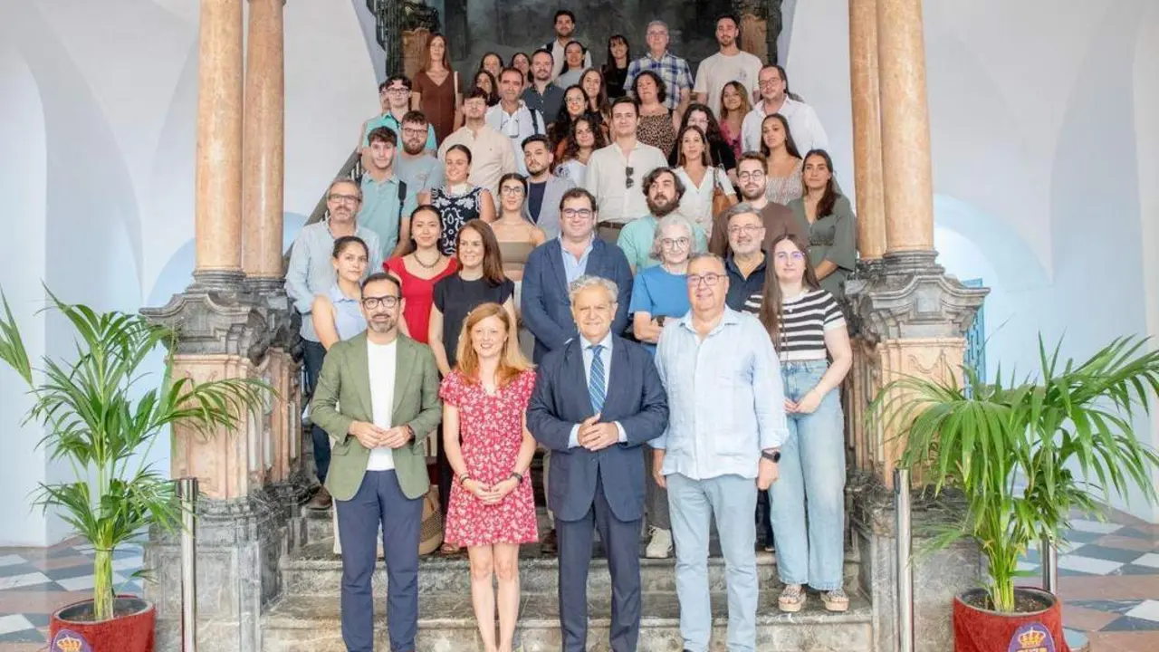 Foto institucional junto a los participantes del programa - Fundecor