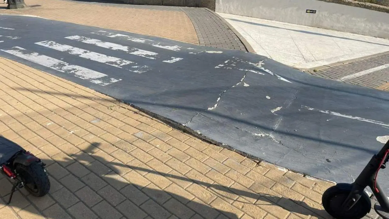El bache en el carril bici que provoc&oacute; la ca&iacute;da.  - VIVA