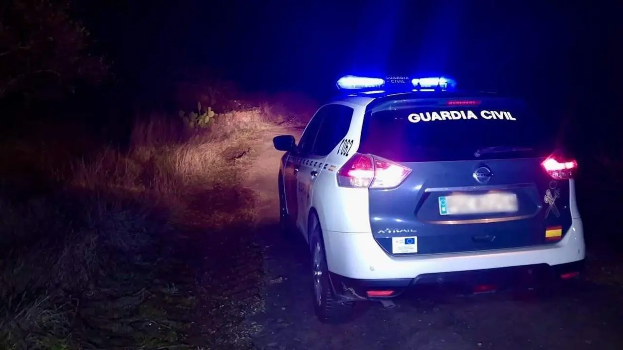 Veh&iacute;culo de la Guardia Civil, en el sendero. - AI