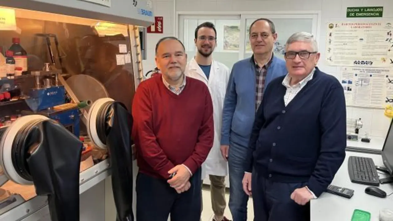 El equipo de la UCO que trabaja con las bater&iacute;as de sodio. - AI