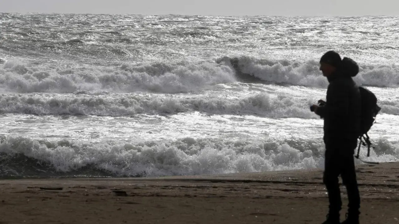 Temporal de olas en La Malagueta (archivo). - &Aacute;lex Zea/Europa Press