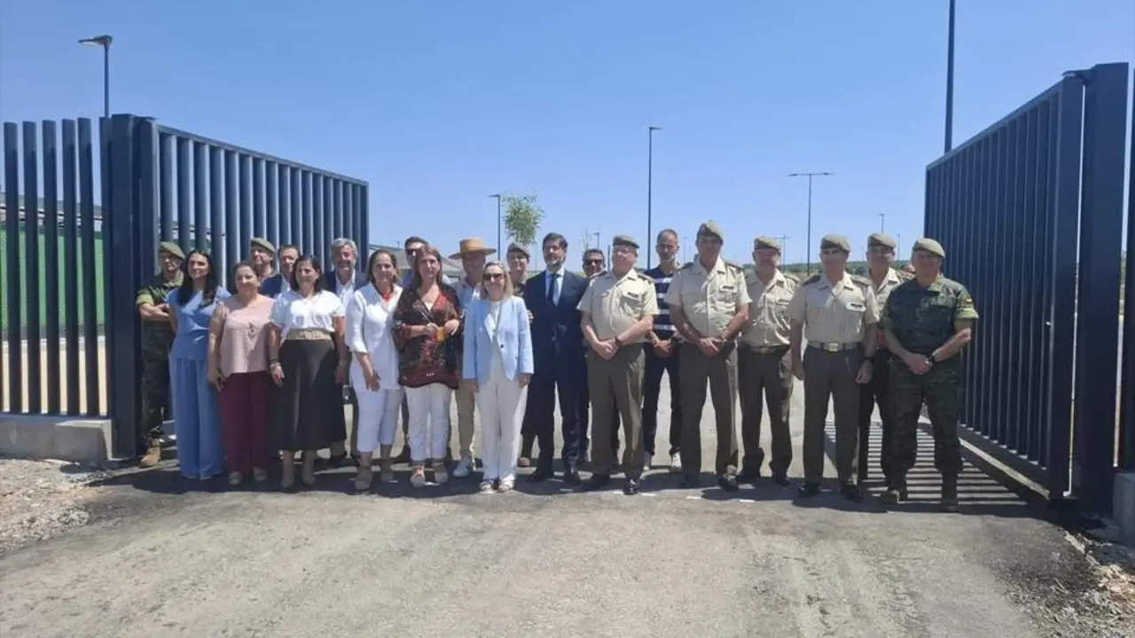 Imagen del acto de recepci&oacute;n de los terrenos en la BLET. - AI