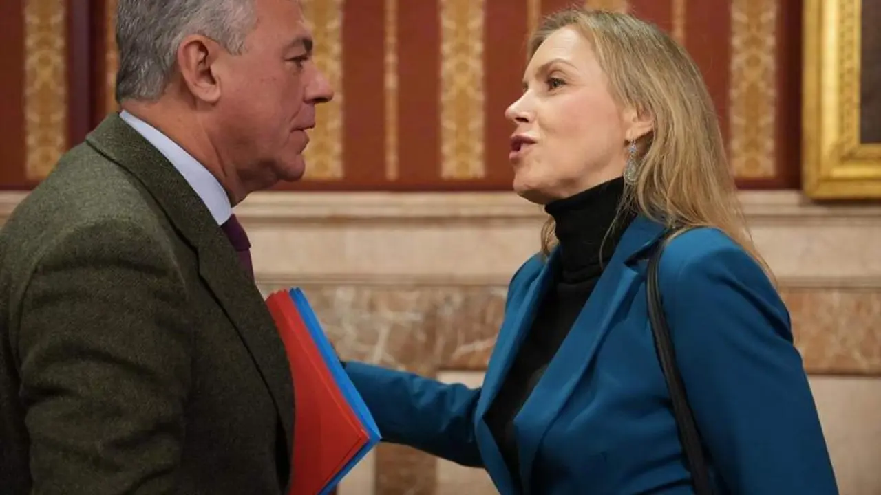 Jos&eacute; Luis Sanz junto a Cristina Pel&aacute;ez - E.P.