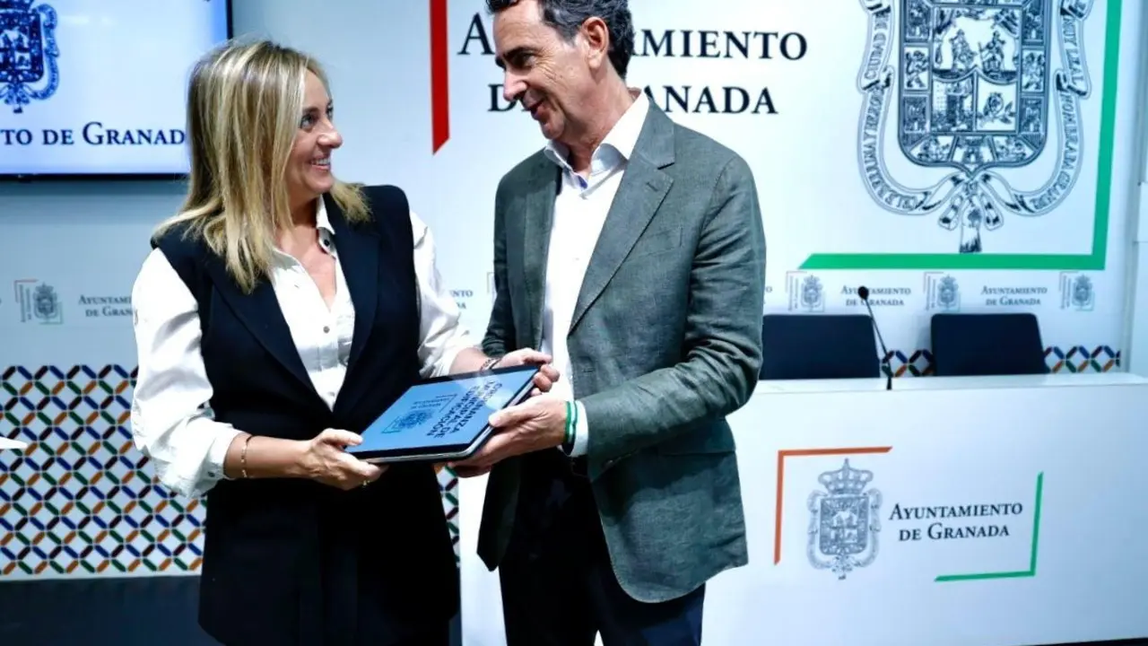 La alcaldesa de Granada y el concejal de Urbanismo - AYUNTAMIENTO